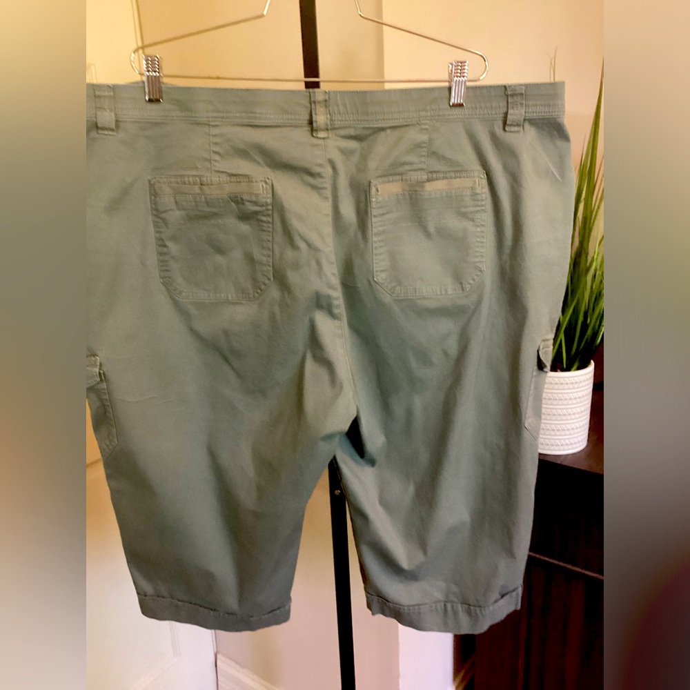 Gloria Vanderbilt Cargo Capri Pants, size 24W, Loden Green - Picture 2 of 5